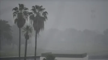 إجلاء عائلات وتعطيل الدراسة وسط سيول وثلوج تجتاح 11 دولة عربية